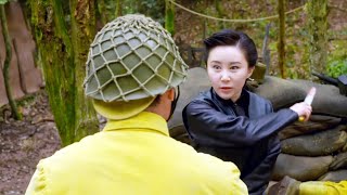 女特工和國軍隊長潛入日軍基地要引爆炸彈！不料日軍長官及時發現，立刻派大部隊包圍了他們！