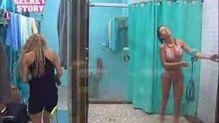 Ophélie et julien sous la douche
