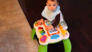 Еван си бута масата/ Evan's pushing his table