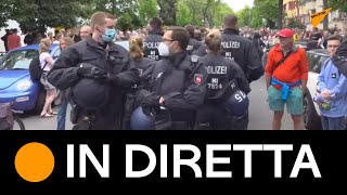 Germania: scontri tra polizia e negazionisti del Covid a Berlino