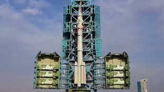 Shenzhou-15 transported to the launch pad