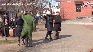 Что они творят! Танцуют в двух уровнях!