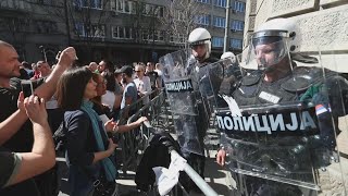 Milhares de manifestantes cercam a sede da presidência na Sérvia