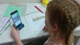 Доча делает уроки с помощью Ok Google