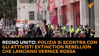 Regno Unito: polizia si scontra con gli attivisti Extinction Rebellion che lanciano vernice rossa