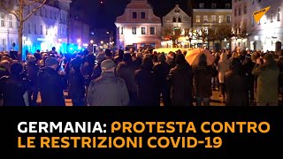 Germania: in centinaia in piazza per protestare contro le restrizioni COVID-19