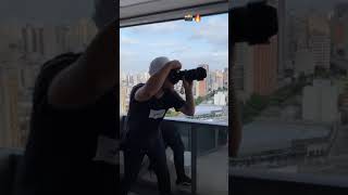 Alex Mapeli fazendo fotos