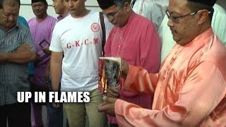 Anti-Najib group burns Umno constitution