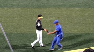 【神対応】ソフトバンク上林選手がジェット風船の片付けを手伝う