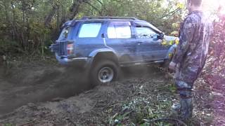 Nissan Terrano проходит через ручей