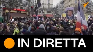 Francia: gilet gialli protestano contro il pass sanitario e altre misure anti-Covid