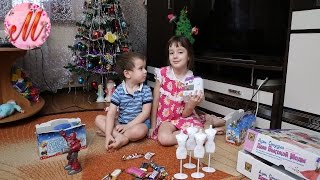 Распаковка Новогодних подарков под елочкой