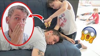 PRANK STORY • Je coupe les CHEVEUX de mon PÈRE pendant qu'il DORT - Studio Bubble Tea