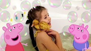 Купаемся с живым утенком в ванной Уточка Рози спасает Пеппу и Джоржа We swim with a live duck in a b