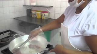Aprenda a cortar e temperar bife