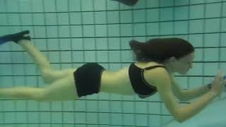 Bikini girl swimming a whole pool underwater