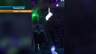 Воздушная гимнастка упала с огромной высоты во время представления