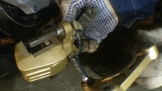 Задний тормозной суппорт sym maxsym 400i.