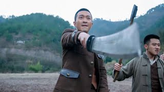 日軍兵分兩路進行偷襲，中國隊長不斷撤退誘敵深入，到了指定地點拿出自己的大刀招待日軍！