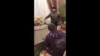 Хозяин россиян Рамзан Кадыров разрешил скомороху Галустяну снять ошейник перед камерой