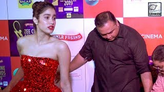 Zee Cine Awards 2019: Janhvi Kapoor Gets Angry As Her Gown Gets Stamped On By A Staff | LehrenTV