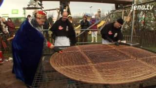 Die riesige Bratwurst: Bei Globus in Isserstedt wurde für einen karitativen Zweck gegrillt