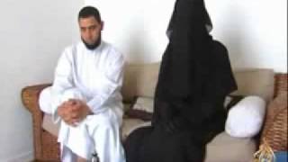 انظروا ماذا تفعل هذه المرأه الفرنسيه!!!؟ French womanWearing a headscarf without the request or pressure and the threat of her husband and her family Femme fran