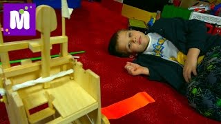 DIY Катапульта / Стреляем пластилиновыми шариками в игровой комнате Макса