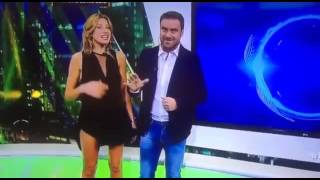 Телеведущая Fox News устроила стриптиз в прямом эфире.