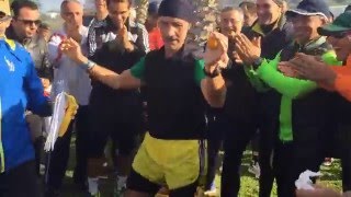 La troupe Bou Ssen acueille les joggers de Radès en Fanfare