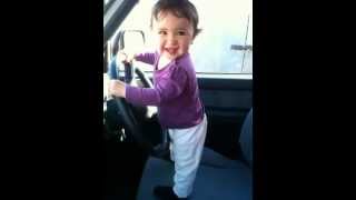 9 месячный малыш танцует очень смешно!!! Baby's dancing so funny!!!