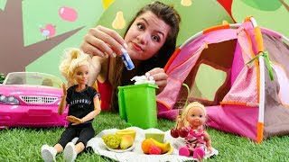 Barbie piknikte çöpleri topluyor. Oyuncaklar ile eğitici oyun