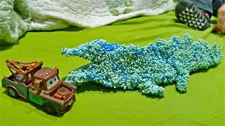 Играем, Крокодил нападает на машинки, а Метр защищает их, Crocodile attacks cars, Krokodille angrep