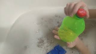 Купаюсь в ванной! Мои игрушки. The boy in the bathroom.