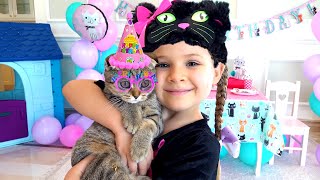 Diana dan Roma merayakan ulang tahun kucing mereka