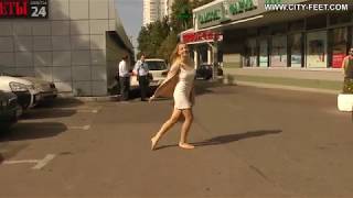 Блондинка в белом платье гуляет босиком \ Barefoot girl in white dress #1