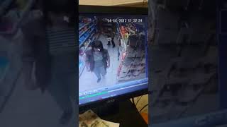 Баба срет в магазине. the woman smashes in the store
