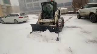 Уборка снега +79269092512. (Минипогрузчик с ковшом работает в ЖК Две Башни (Щукино))