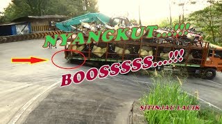 KUMPULAN TRUCK DAN BUS YANG TERJEBAK MACET AKIBAT TRUCK PATAH CHASSIS