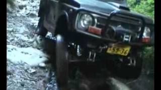 ジムニー廃道途中で横転