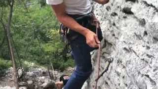 Arrampicare da primo di cordata i moschettonaggi
