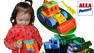 Девочка  быстро собирает экскаватор Смотреть  про машинки видео для детей!