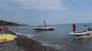 Пляж "Колос" в Лазаревском.  Морское развлечение - банан.  Прогулка вдоль моря. Погода в июне 2019