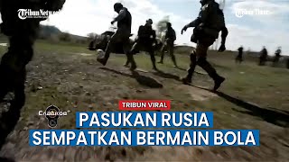 Pasukan Rusia Luangkan Waktu Bermain Bola Sambil Memakai Baju Tempur di Tengah Perang