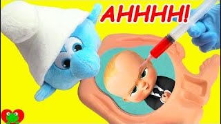 Разрезая Неуклюжий Smurf, Что Внутри Его Живота