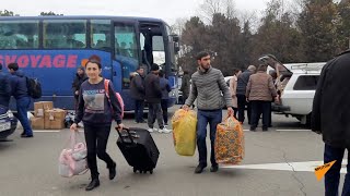 Автобусы с карабахскими беженцами прибывают в Степанакерт