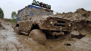 BLUAZ ВАЛИТ ПО ГРЯЗИ, перегрев мотора ... Scale RC car MUD