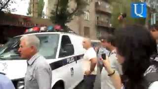 Ոստիկանը հայհոյում է քաղաքացուն