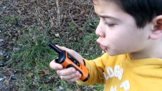 JUGANDO AL ESCONDITE CON UN WALKIE TALKIE MOTOROLA TLKR T41