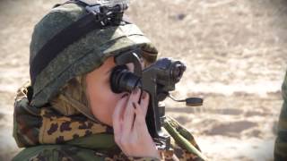Девушка тестирует вооружение белорусской армиии
